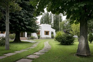Property grounds - A classic Argentine villa in Mendoza Wine Country (Chacras de Coria)