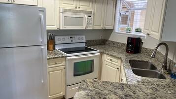 Een koelkast, een microgolfoven, een oven, een kookplaat