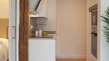 Een koelkast, een magnetron, een oven, een kookplaat