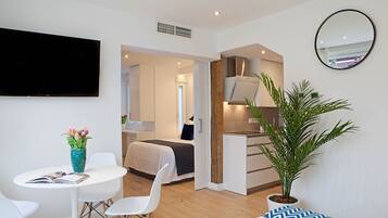 1 slaapkamer, een bureau, een strijkplank/strijkijzer, reisbedje