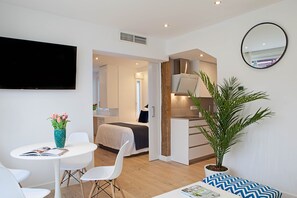 1 chambre, bureau, fer et planche à repasser, lit parapluie