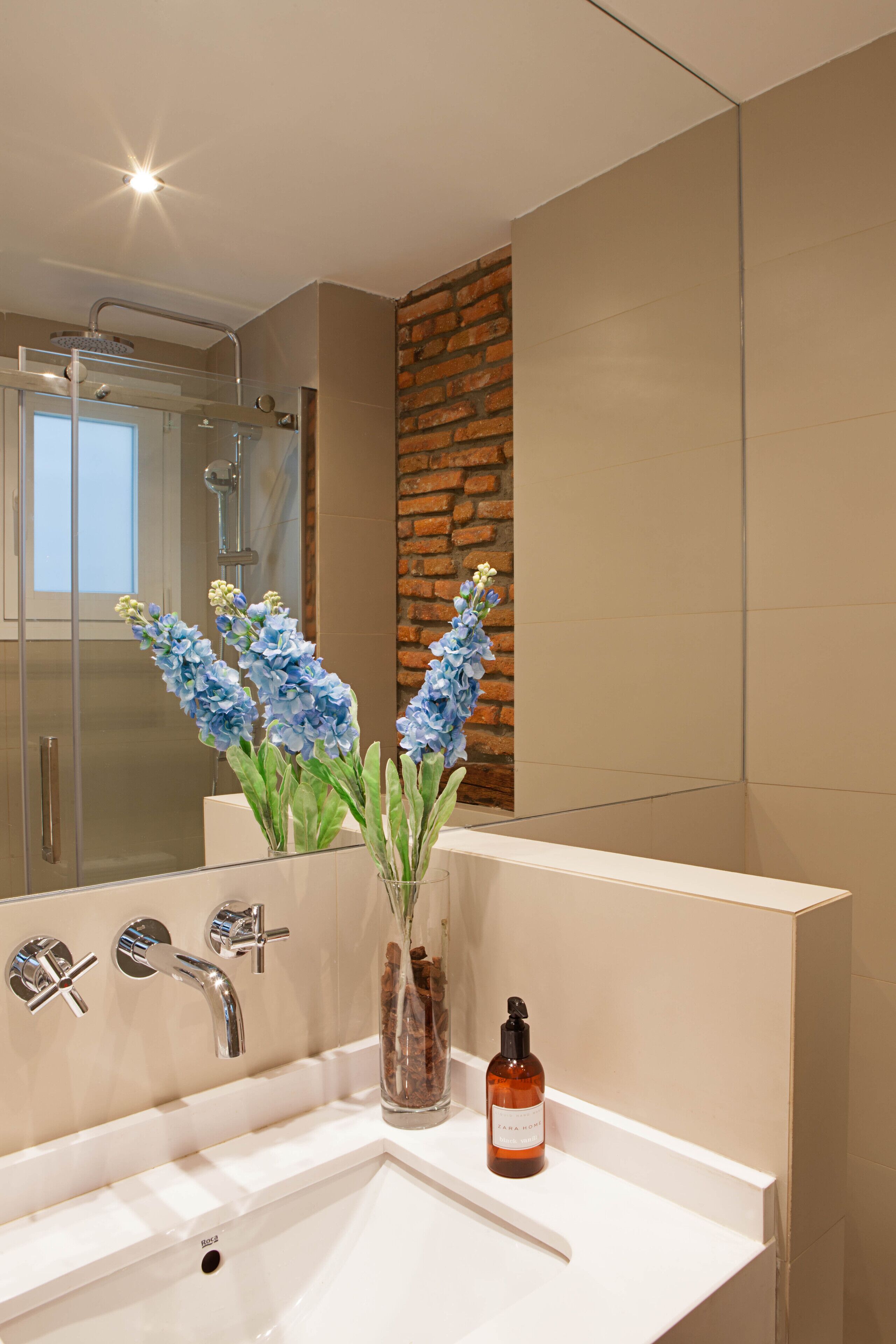 Dusche, Haartrockner, Handtücher, Toilettenpapier