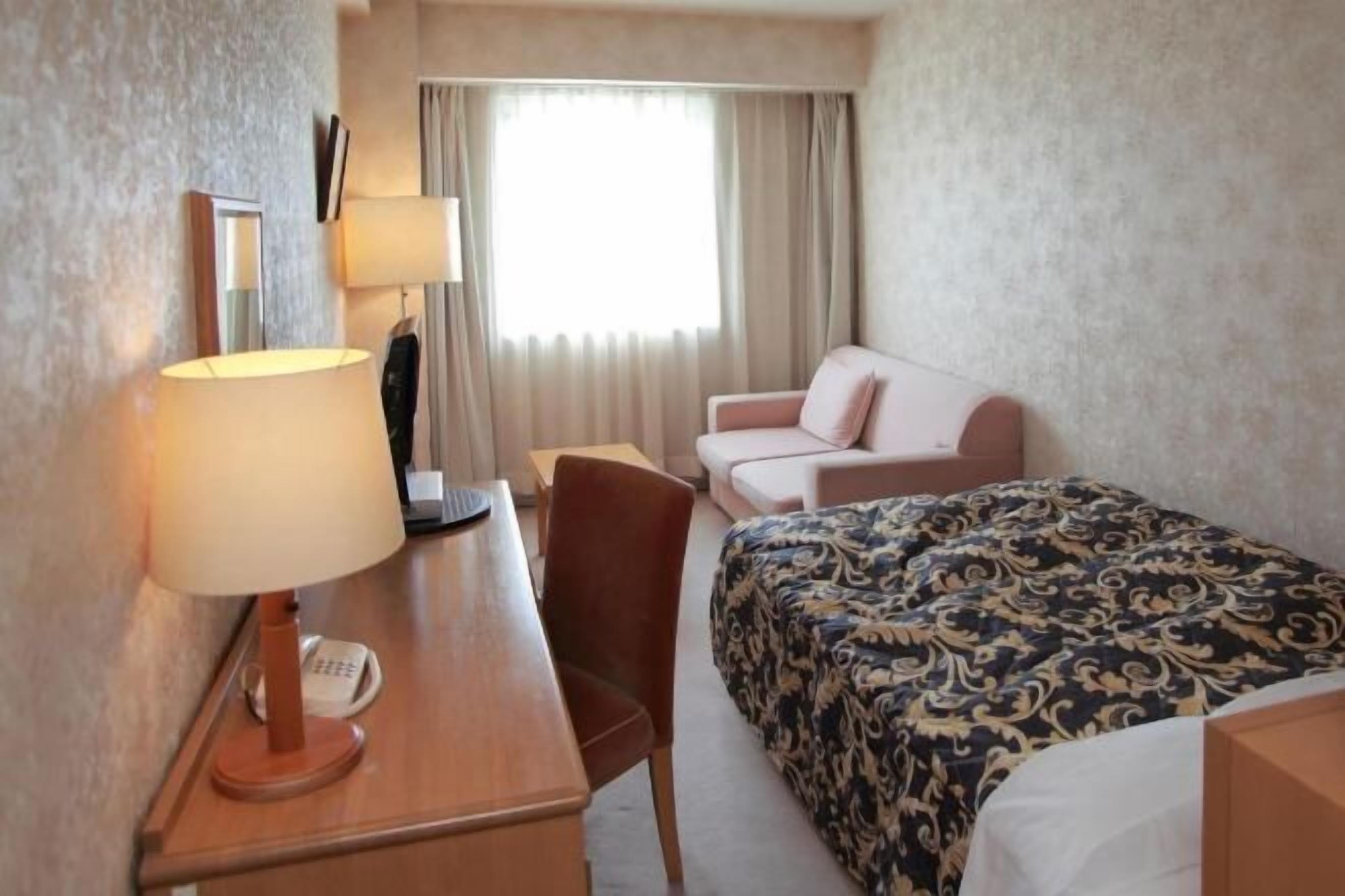 In-room safe, desk, free WiFi