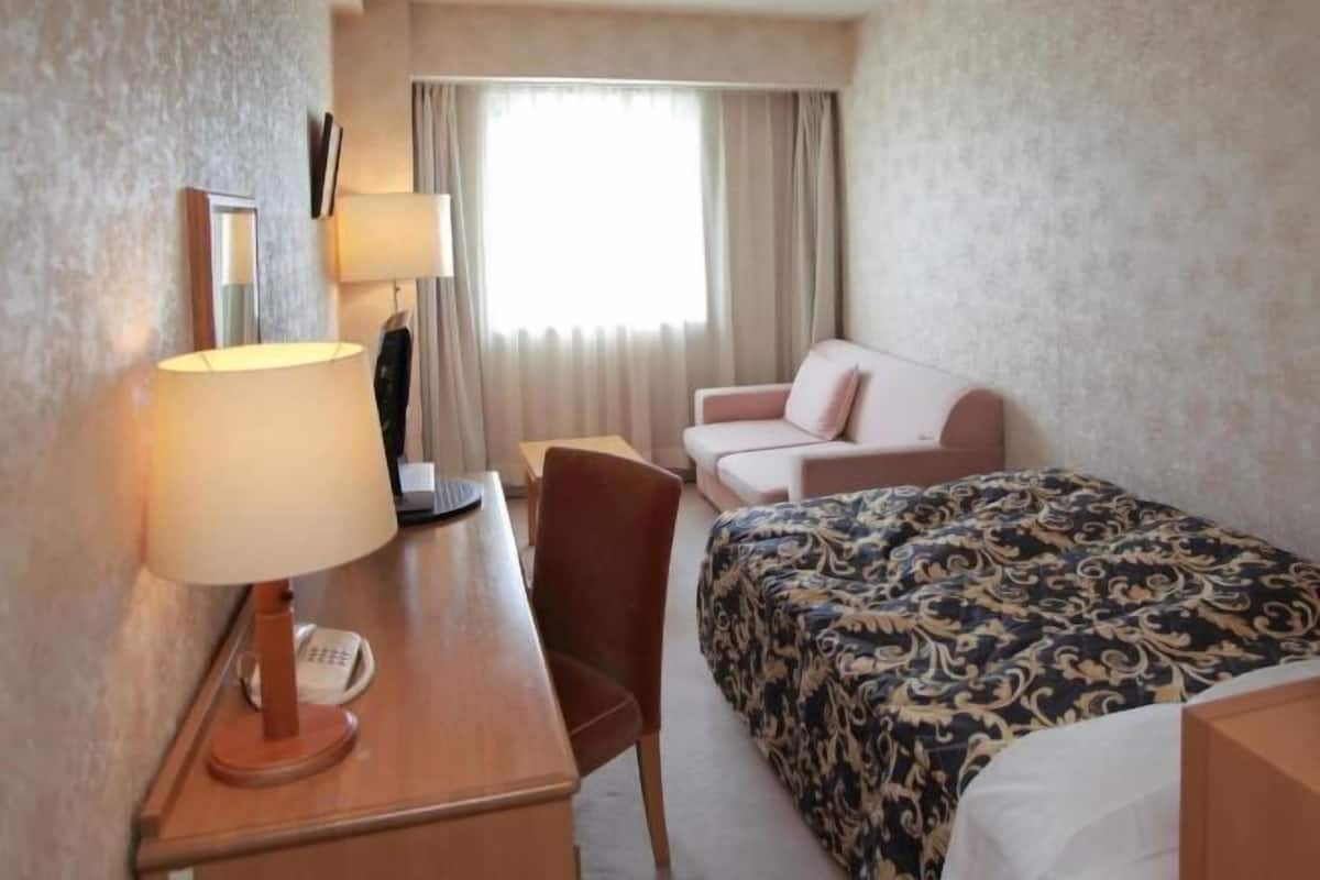 In-room safe, desk, free WiFi