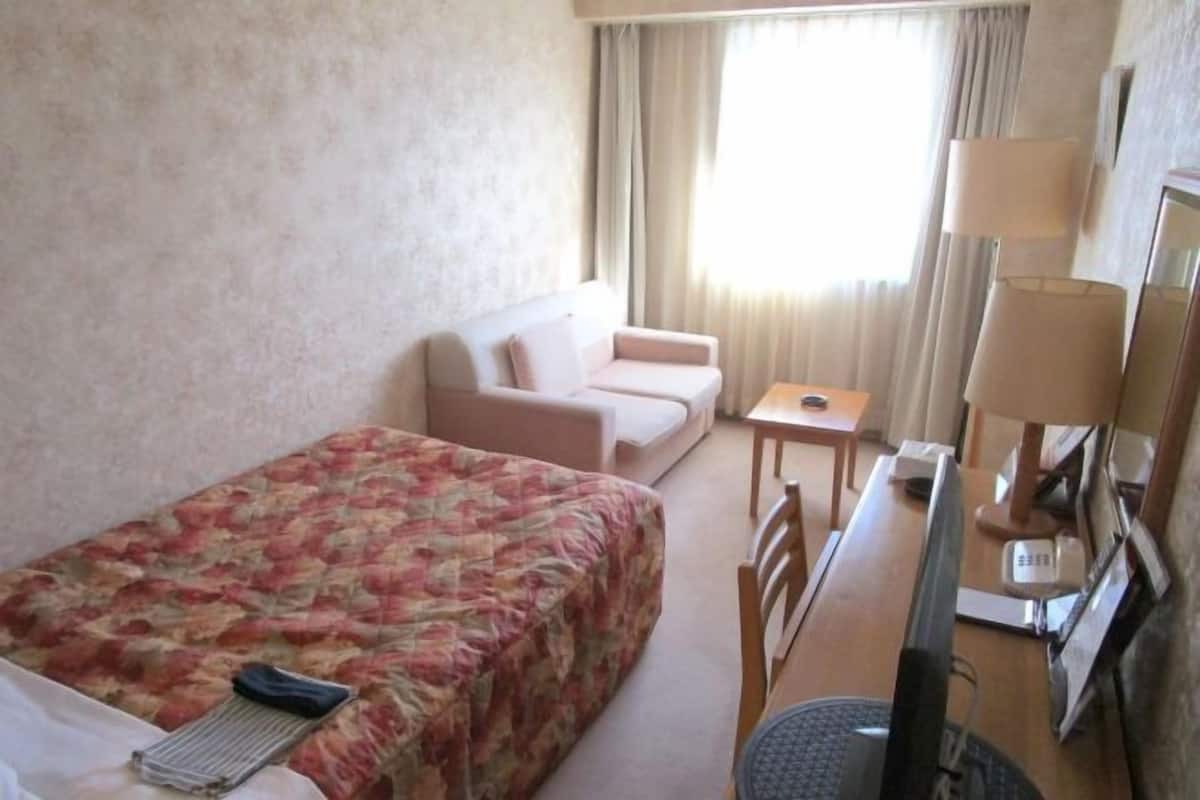 In-room safe, desk, free WiFi