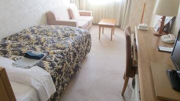 In-room safe, desk, free WiFi