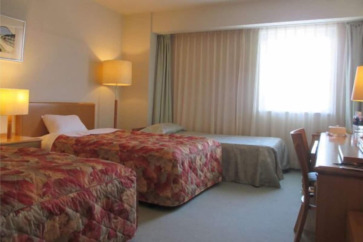In-room safe, desk, free WiFi