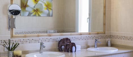 Bruser, boblebadekar, hårtørrer, bidet