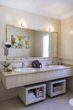 Douche, baignoire à jets, sèche-cheveux, bidet