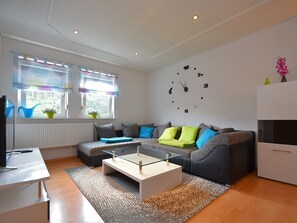 Televisión, chimenea, reproductor de DVD y estéreo 