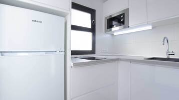 Frigorífico, microondas, placa de cocina y cafetera o tetera