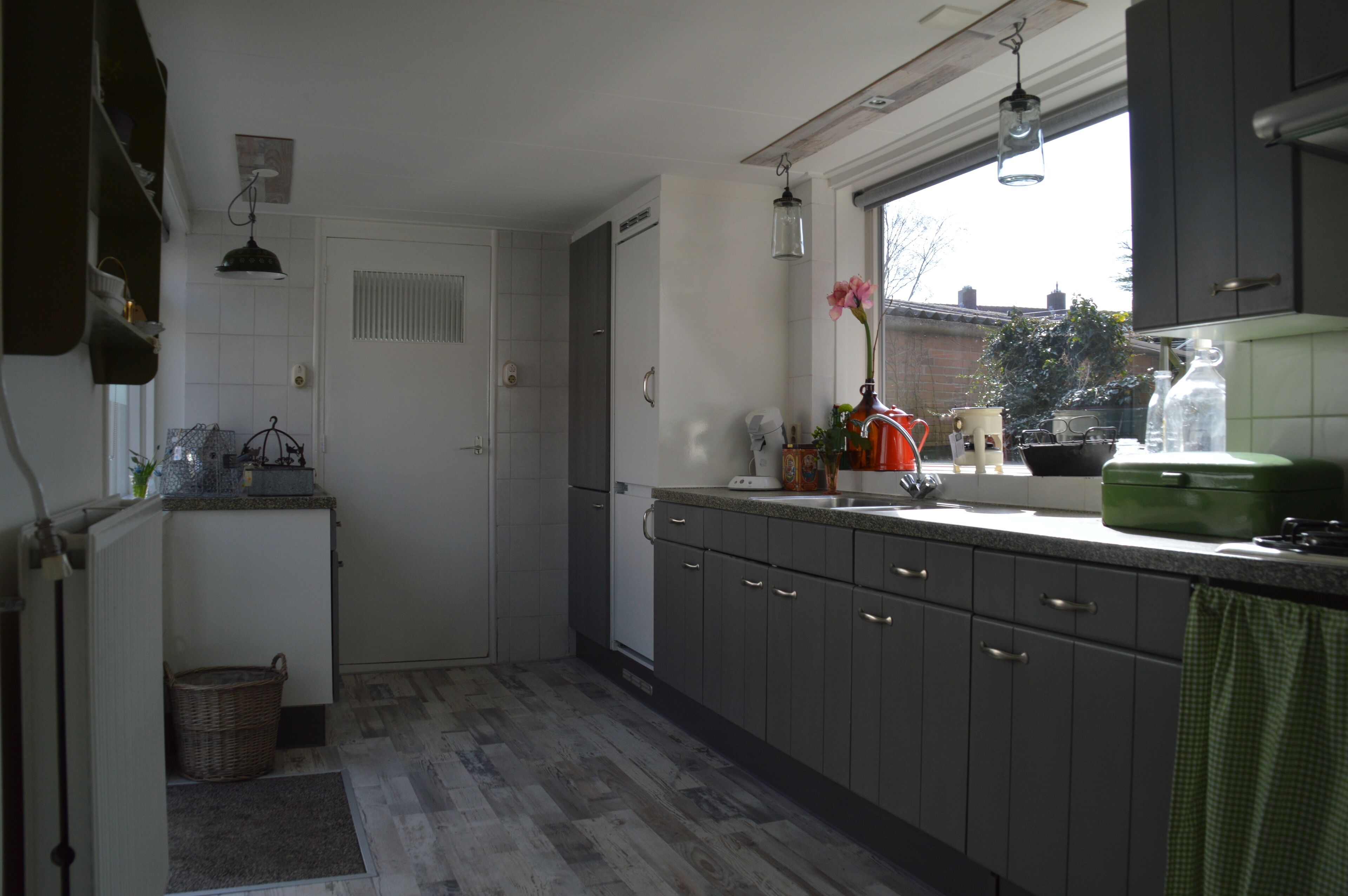 冷蔵庫、オーブン、コンロ、コーヒー / ティーメーカ ー