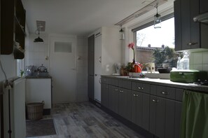 Refrigerador, horno, placa de cocina, cafetera/tetera