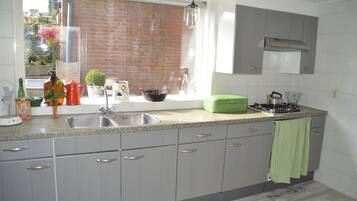 Fridge, oven, stovetop, coffee/tea maker