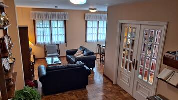 Una televisión, libros