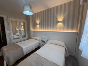 3 bedrooms, iron/ironing board, internet, bed sheets