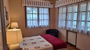 3 dormitorios, tabla de planchar con plancha, Internet y ropa de cama