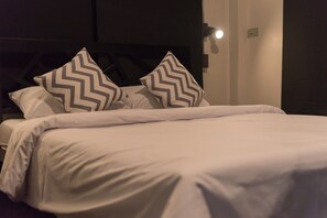 Habitación básica doble, baño compartido | Wifi gratis y ropa de cama