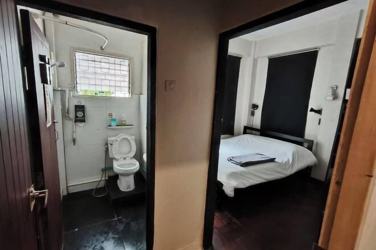 Badezimmer | Dusche, kostenlose Toilettenartikel, Haartrockner, Handtücher