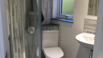 Ducha, secador de pelo, toallas y papel higiénico