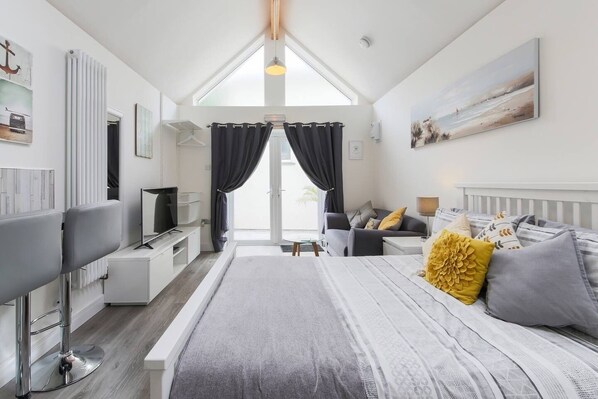 Tabla de planchar con plancha, wifi, ropa de cama