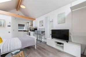 Tabla de planchar con plancha, wifi, ropa de cama