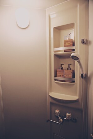 Rainfall showerhead, designer toiletries, hair dryer, slippers - See U Hostel Osaka (Osaka)