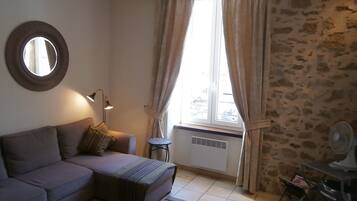 Televisio, DVD-soitin, kirjoja, stereot