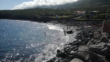 Beach nearby, sun loungers, beach towels