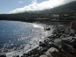 Plage à proximité, chaises longues, serviettes de plage