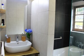 Duschwanne, Haartrockner, Bidet, Handtücher