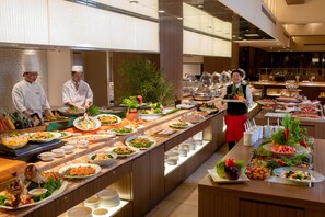 5 Restaurants; Mittagessen und Abendessen werden serviert