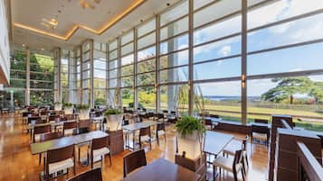 5 restauranter; serverer frokost, aftensmad og japanske retter