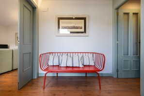 TV, caminetto, lettore DVD, tavolo da calcetto