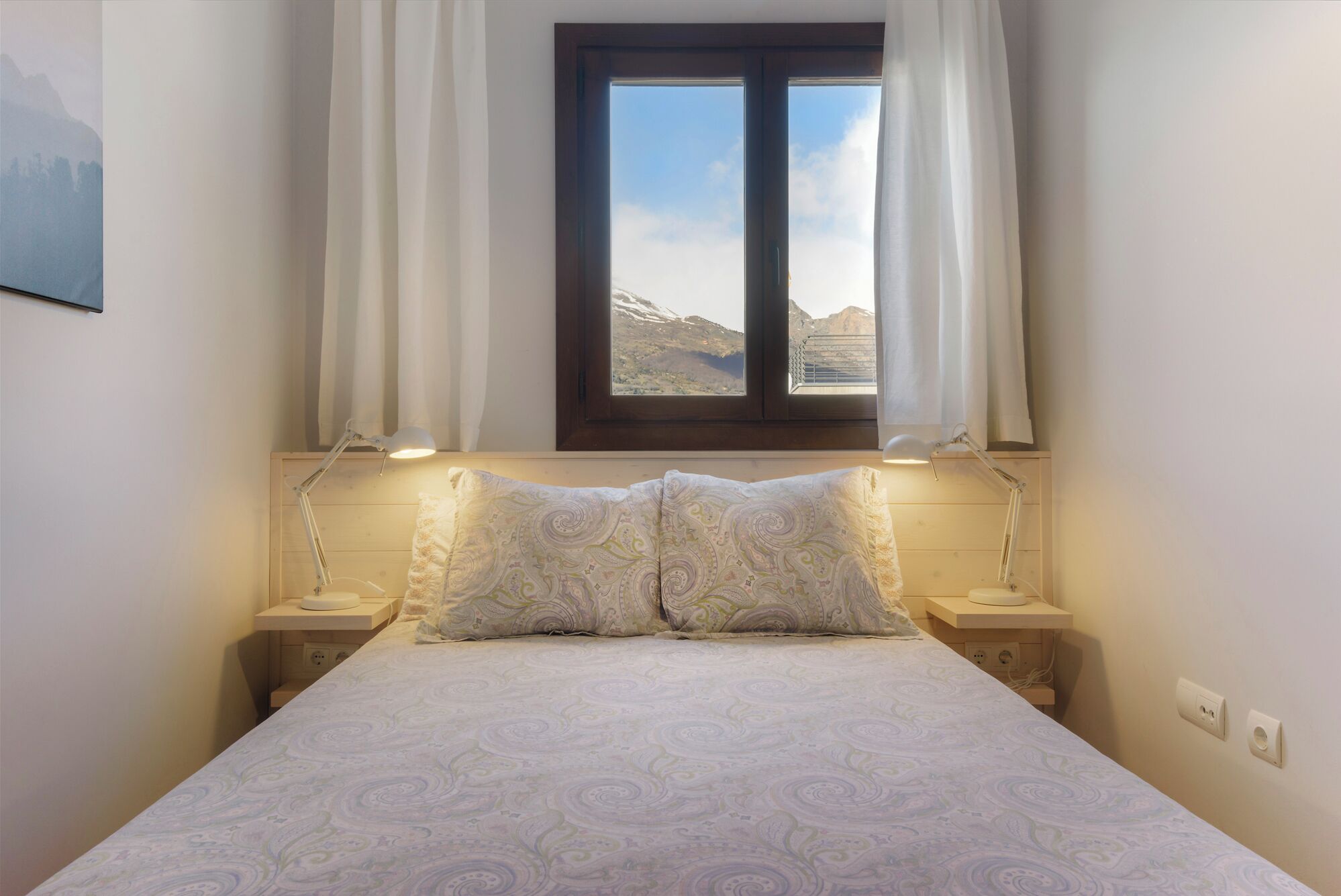 4 bedrooms, desk, iron/ironing board, free WiFi