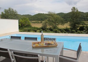Outdoor dining - New villa with private pool, 10 persons (Allemagne-En-Provence)
