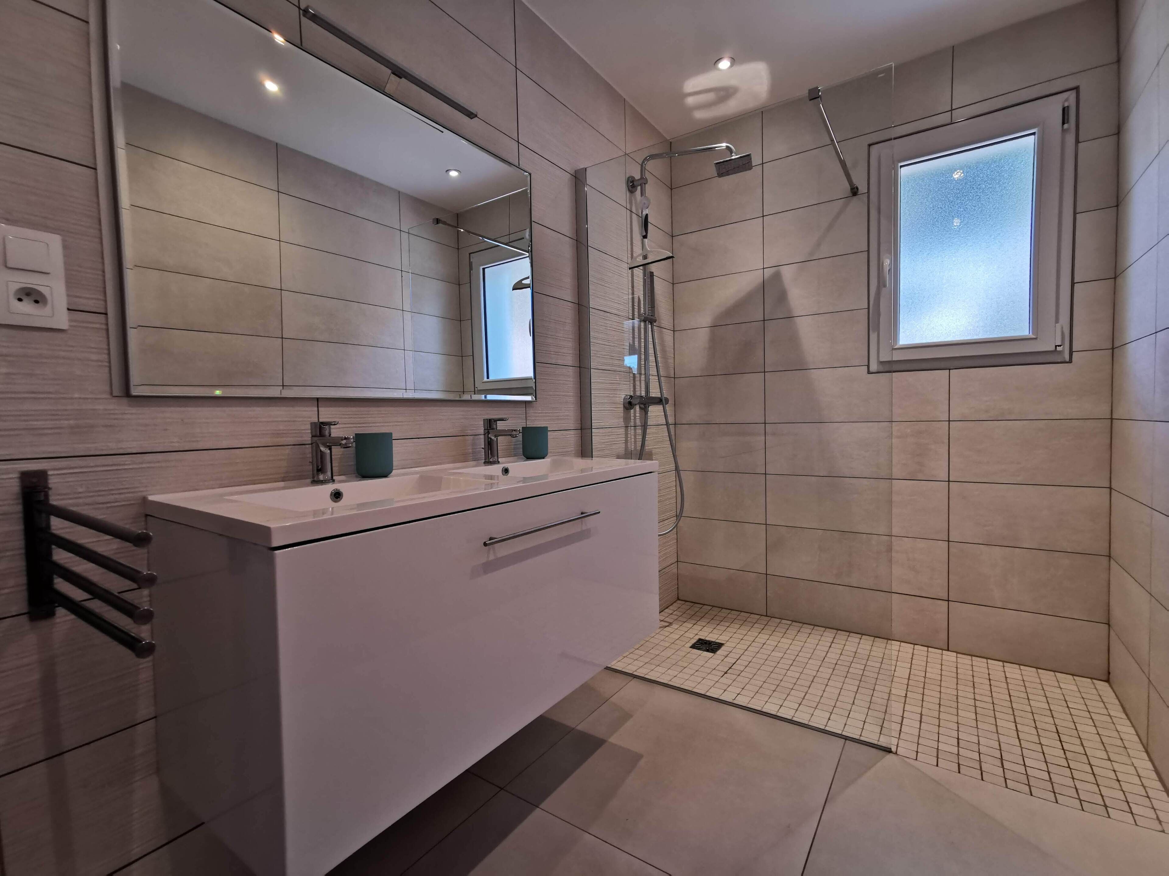 Bathtub, hair dryer