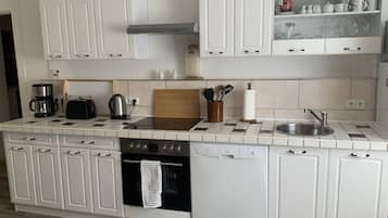 Een koelkast, een microgolfoven, een oven, een kookplaat