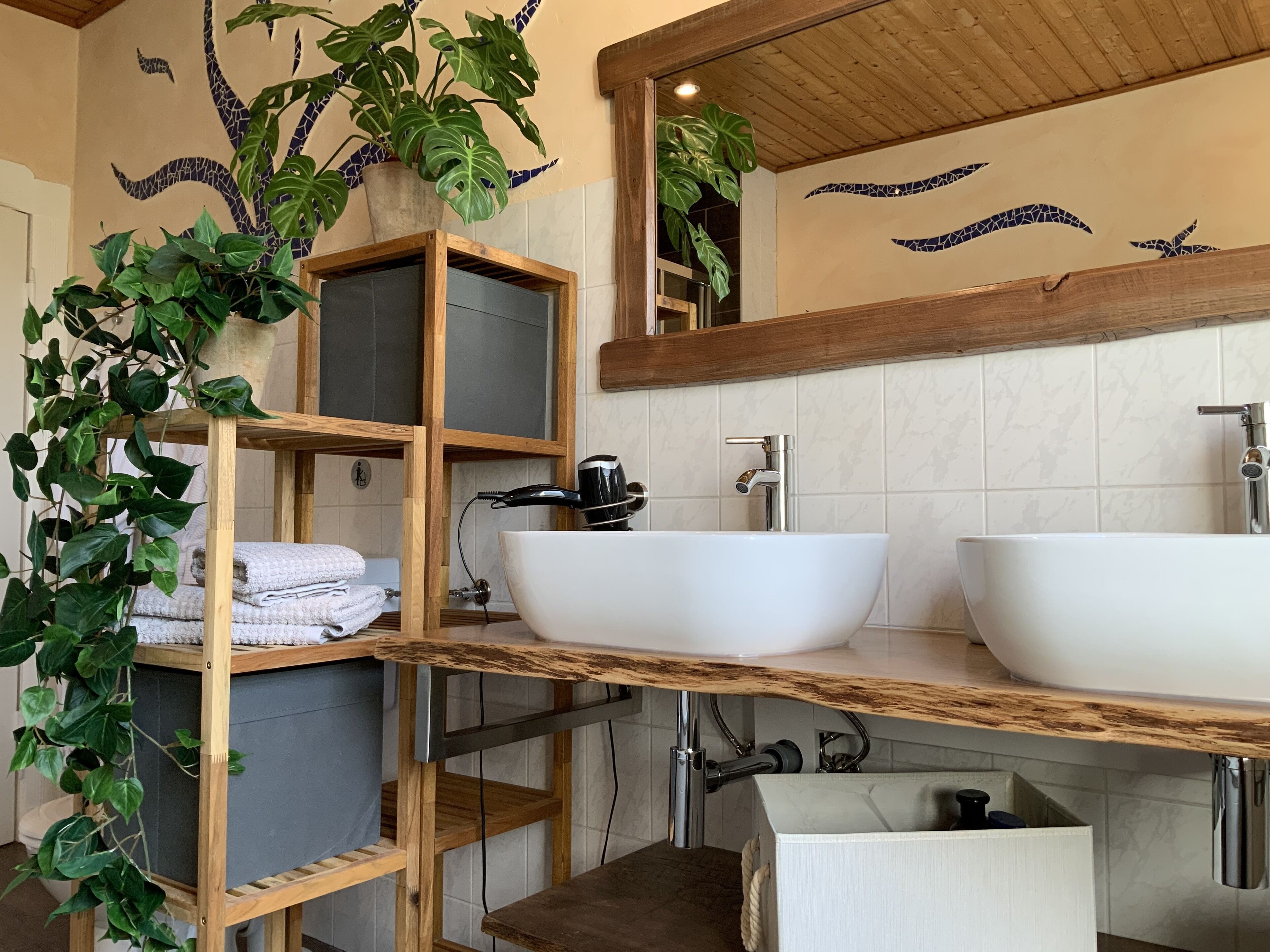 Secadora de cabello, toallas, jabón, papel de baño 