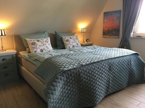 2 Schlafzimmer, Zimmersafe, Schreibtisch, Bügeleisen/Bügelbrett