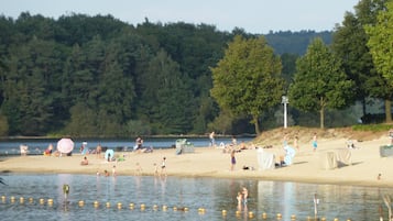 Ligstoelen aan het strand