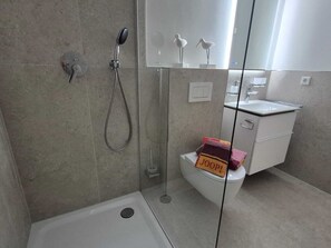 Dusche, Haartrockner, Handtücher, Toilettenpapier