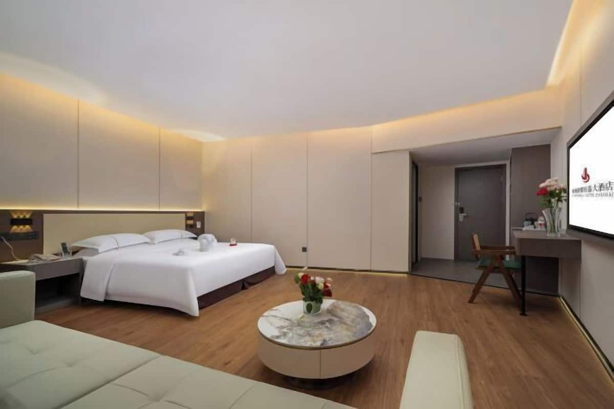 Premium bedding, minibar, in-room safe, desk