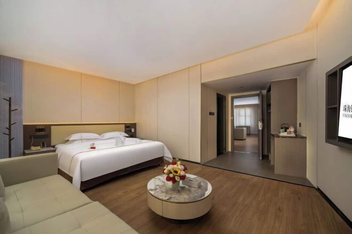 Premium bedding, minibar, in-room safe, desk