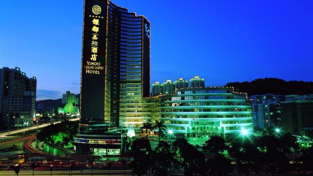 A multi-story hotel with a prominent vertical sign displaying the name and location. - Yindo Jasper Hotel Zhuhai (Zhuhai)