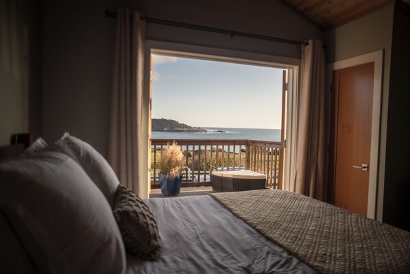 2 bedrooms, iron/ironing board, travel crib, free WiFi - Ocean Front Luxury. Main Street Mendocino. (Mendocino)