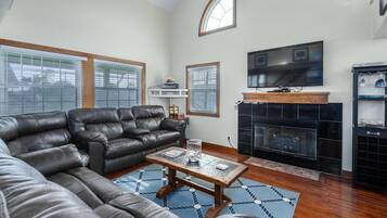 Smart TV, chimenea y estéreo