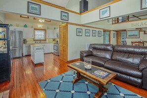 Smart TV, fireplace, stereo - Family Sized Home - Walking Distance to the Beach and Bay!!!! (Galveston)