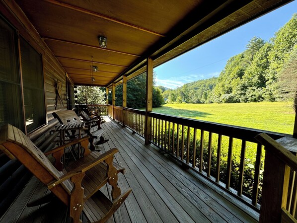 Property grounds - Creekside Log Cabin, Ideal Family Vacation! Hot tub, Fire Pit, Tubing, Fishing (Robbinsville)