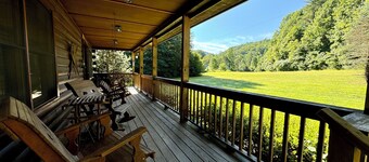 Creekside Log Cabin, Ideal Family Vacation! Hot tub, Fire Pit, Tubing, Fishing